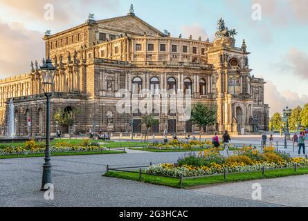 Semper Opera nel centro storico di Dresda, Sassonia, Germania Foto Stock