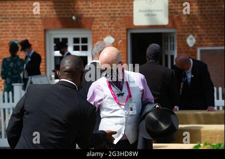 Ascot, Berkshire, Regno Unito. 16 Giugno 2021. I Racegoisti che attraversano la sicurezza arrivano all'ippodromo di Ascot il secondo giorno di Royal Ascot mentre l'ondata di caldo continua. A causa delle restrizioni in corso di Covid-19, i corridori sono tenuti a fornire la prova di un test negativo di Covid-19 prima di essere autorizzati ad accedere all'ippodromo di Ascot. Credito: Maureen McLean/Alamy Foto Stock