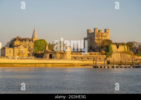 Castello di Rochester, Cattedrale e Esplanade al tramonto da Strood Kent Foto Stock