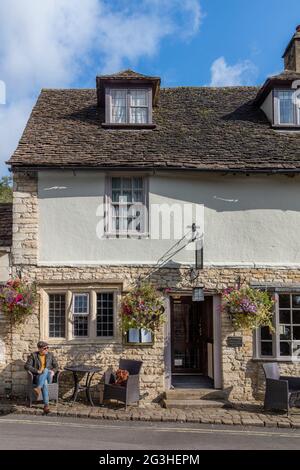 The Castle Inn - una locanda di campagna del 12 ° secolo, Castle Combe, Wiltshire, Inghilterra, Regno Unito Foto Stock