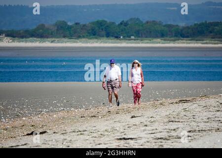 West Strand, West Wittering. 16 giugno 2021. Caldo e soleggiato lungo la costa meridionale di oggi. Gli escursionisti di una giornata godendo il tempo alla spiaggia di West Wittering a West Sussex. Credit: james jagger/Alamy Live News Foto Stock