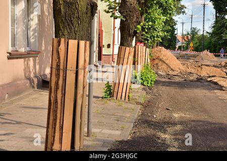 Protezione degli alberi durante il rinnovo della strada in città. Ambiente. Foto Stock