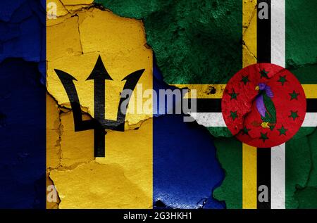 Bandiere di Barbados e Dominica dipinte su pareti incrinate Foto Stock