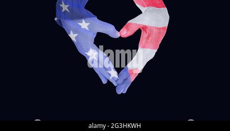 Composizione di due mani che tengono le mani decorate con bandiera americana che fa la forma del cuore su nero Foto Stock