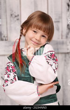 Bambina in tradizionale costume ucraino Foto Stock