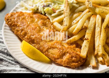 Cena fatta in casa a base di pesce fritto con Coleslaw e French Fries Foto Stock
