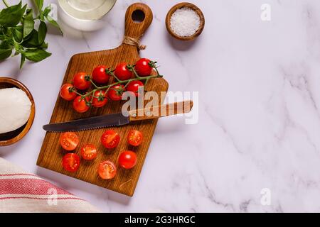 Ingredienti per preparare insalata caprese, vista dall'alto. Foto Stock