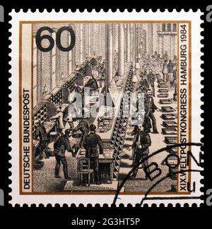 MOSCA, RUSSIA - 15 APRILE 2021: Il francobollo stampato in Germania mostra l'ordinamento delle lettere nell'ufficio postale principale di Berlino (1880), U.P.U. (Pos. Universale Foto Stock