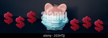 Risparmio di denaro durante il concetto di pandemia di coronavirus. Piggy banca indossare maschera viso con dollari rossi banner banner sfondo panoramico. Foto Stock