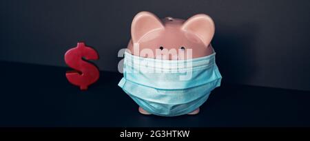 Simbolo del dollaro con la maschera da viso rosa in stile piggy bank. Denaro, ipoteca di rinvio coronavirus pandemic concetto. Ritaglio panoramico banner. Foto Stock