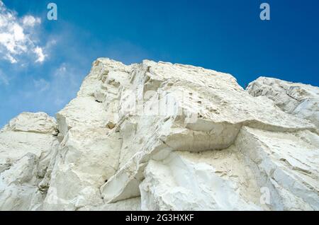 Montagne di gesso contro il cielo blu nel giorno. Estrazione di gesso naturale. Foto Stock