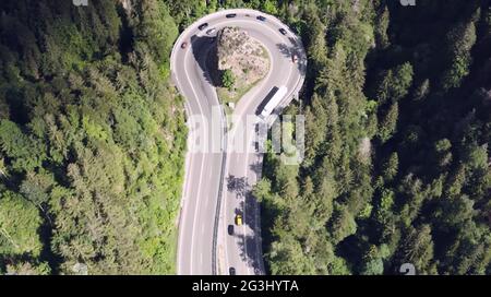 drone vista foresta e strada svolta tra le colline Foto Stock