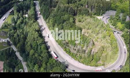 Bella svolta strada in foresta e colline vista naturale Foto Stock