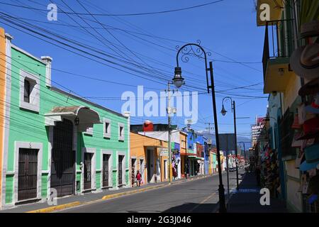 Cholula, Puebla, Messico. Case colorate sulla strada Copyright 2021 © Sam Bagnall Foto Stock