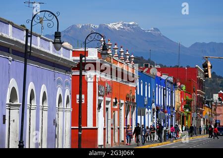 Cholula, Puebla, Messico. Colorate case messicane sulla strada Copyright 2021 © Sam Bagnall Foto Stock