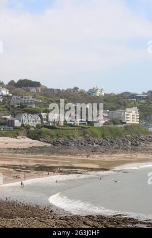 Una fotografia della vista che si affaccia sull'oceano a Langland Bay, Penisola di Gower, Galles Foto Stock