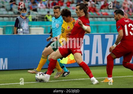 BAKU, AZERBAIGIAN - GIUGNO 16: Daniel James del Galles e Caglar Soyuncu della Turchia battaglia per il possesso durante il Campionato UEFA Euro 2020 Gruppo A partita tra la Nazionale della Turchia e la Nazionale del Galles allo Stadio Olimpico di Baku il 16 giugno 2021 a Baku, Azerbaigian (Foto di Orange Pictures) Foto Stock