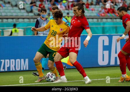 BAKU, AZERBAIGIAN - GIUGNO 16: Daniel James del Galles e Caglar Soyuncu della Turchia battaglia per il possesso durante il Campionato UEFA Euro 2020 Gruppo A partita tra la Nazionale della Turchia e la Nazionale del Galles allo Stadio Olimpico di Baku il 16 giugno 2021 a Baku, Azerbaigian (Foto di Orange Pictures) Foto Stock