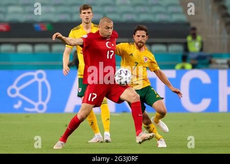 BAKU, AZERBAIGIAN - GIUGNO 16: Burak Yılmaz della Turchia e Joe Allen del Galles durante il Campionato UEFA Euro 2020 Gruppo A match tra la Nazionale della Turchia e la Nazionale del Galles allo Stadio Olimpico di Baku il 16 giugno 2021 a Baku, Azerbaigian (Foto di Orange Pictures) Foto Stock