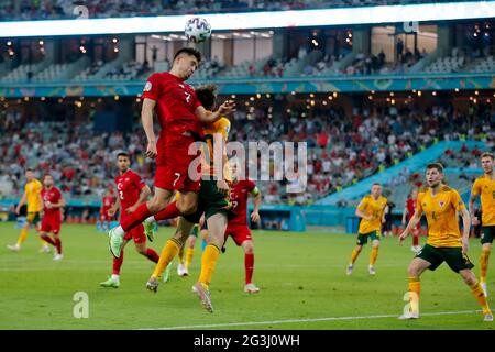 BAKU, AZERBAIGIAN - GIUGNO 16: Cengiz Under of Turkey compete per la palla diretta con Daniel James of Wales durante la UEFA Euro 2020 Championship Group UNA partita tra la nazionale turca e la nazionale del Galles allo stadio olimpico di Baku il 16 giugno 2021 a Baku, Azerbaigian (Foto di Orange Pictures) Foto Stock