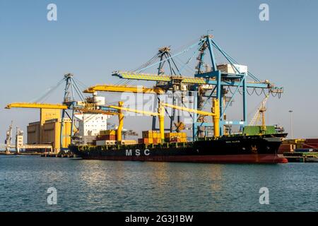 Port Sudan, Sudan, 07/04/19. Nave portacontainer MSC Alice sotto bandiera della Liberia caricata con container e carico nel porto di Port Sudan. Foto Stock