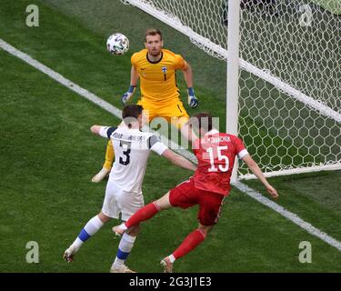 San Pietroburgo, Russia. 16 Giugno 2021. Aleksei Miranchuk (15) della Russia e Lukas Hradecky (1) e Daniel o'Shaughnessy (3) della Finlandia in azione durante il campionato europeo EURO 2020 tra Russia e Finlandia alla Gazprom Arena.(punteggio finale; Finlandia 0:1 Russia). (Foto di Konstantinov/SOPA Images/Sipa USA) Credit: Sipa USA/Alamy Live News Foto Stock