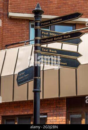 Indicazioni stradali all'esterno del Palace Theatre di Redditch, Worcestershire. Foto Stock