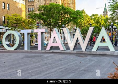 Ottawa, Canada 23 maggio 2021: Enorme segno di Ottawa nel centro città al Byward Market in primavera, Peace Tower sullo sfondo. Luogo popolare per i turisti. Foto Stock