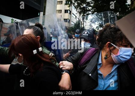 Ankara, Turchia. 16 Giugno 2021. La polizia arresta un protestante durante la manifestazione. La Turchia si è ritirata dalla Convenzione di Istanbul il 20 marzo 2021 per decisione del presidente Recep Tayyip Erdo?an. Le organizzazioni femminili di Ankara hanno organizzato un'azione per protestare contro il ritiro dalla convenzione. La polizia è intervenuta a causa delle restrizioni COVID-19. Credit: SOPA Images Limited/Alamy Live News Foto Stock