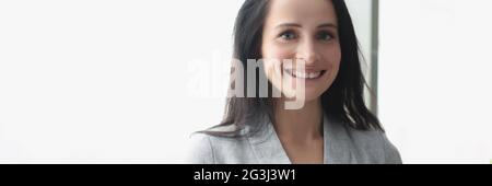 Ritratto di donna sorridente che tiene closeup tavoletta Foto Stock