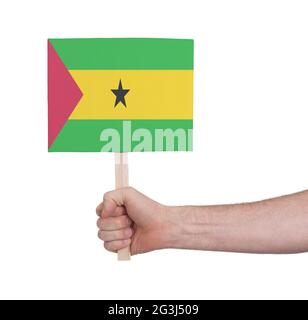 Mano che tiene piccola carta - bandiera di Sao Tomé e Principe Foto Stock