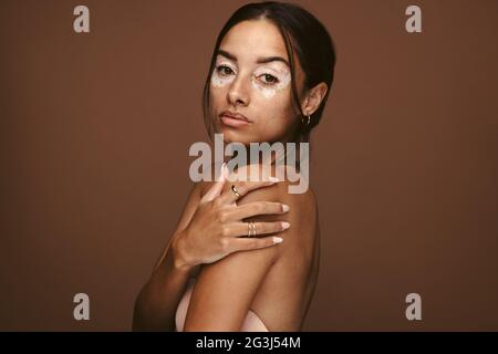 Vista laterale ritratto di donna con vitiligo. Primo piano di donna con malattia della pelle. Foto Stock