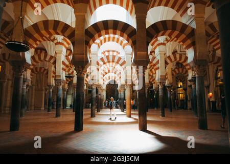 Raggi solari che si tramonano creano un'atmosfera all'interno della Moschea-Cattedrale di Córdoba (Mezquita-Catedral de Córdoba) Foto Stock