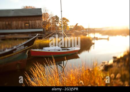 Barca a vela ormeggiata a Burnham Boat Building e cantiere in autunno, Essex, Massachusetts, Stati Uniti Foto Stock