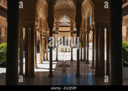 Colonne fiancheggiano l'ingresso al patio de los Leones (patio dei Leoni) all'interno del palazzo dell'Alhambra, Granada, Spagna Foto Stock