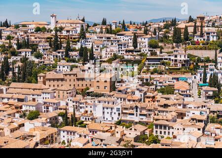 Si affaccia sugli edifici con tetto a terracotta della città di Granada, Spagna Foto Stock