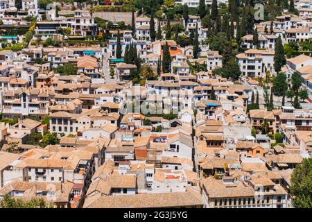 Si affaccia sugli edifici con tetto a terracotta della città di Granada, Spagna Foto Stock