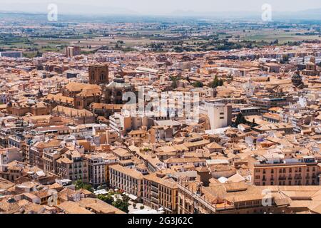 Si affaccia sugli edifici con tetto a terracotta della città di Granada, Spagna Foto Stock