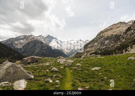 Sentieri per una montagna con neve nei pirenei Foto Stock