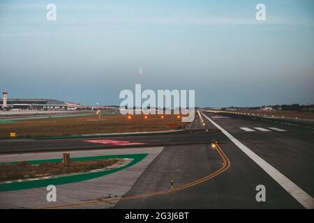 Luci e indicazioni per la pista all'aeroporto Málaga-Costa del Sol, Spagna Foto Stock