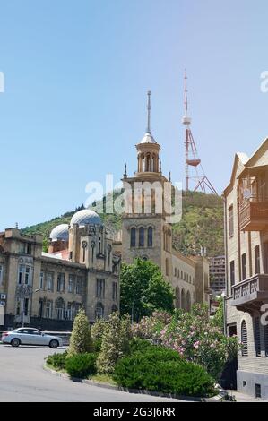 Antenna TV sullo sfondo della città di Tbilisi in giornata di sole Foto Stock