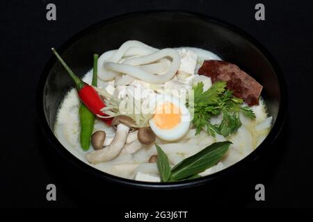 Zuppa asiatica con pollo, aglio, cipolle, tagliatelle Foto Stock