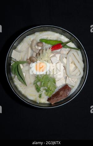 Zuppa asiatica con pollo, aglio, cipolle, tagliatelle Foto Stock