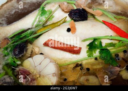 Zuppa asiatica con pollo, aglio, cipolle, Foto Stock