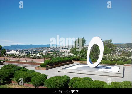 Parco verde con cerchio bianco nella città di Tbilisi in una giornata di sole Foto Stock