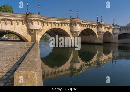 Parigi, Francia - 05 02 2021: Vista panoramica di le pont Neuf e Ile de la Cité da quai de Seine Foto Stock