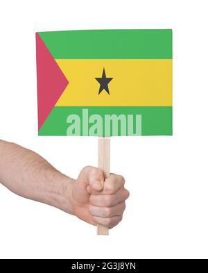 Mano che tiene piccola carta - bandiera di Sao Tomé e Principe Foto Stock