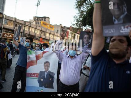 Teheran, Iran. 15 giugno 2021. La gente tiene i manifesti della campagna presidenziale durante un raduno della campagna di strada a Teheran, Iran, il 15 giugno 2021. Le elezioni presidenziali iraniane si terranno venerdì con cinque candidati rimanenti dopo che due hopefuls iraniani mercoledì hanno abbandonato la loro corsa per le elezioni, secondo i media locali. Credit: Ahmad Halabisaz/Xinhua/Alamy Live News Foto Stock