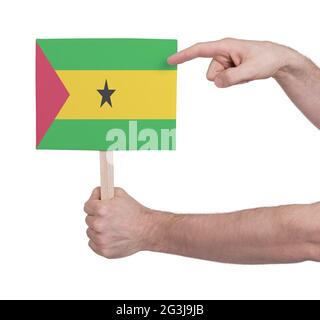 Mano che tiene piccola carta - bandiera di Sao Tomé e Principe Foto Stock