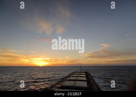 Vista giornaliera dalla nave da carico (Panamax bulk Carrier) che naviga attraverso l'oceano, vista dal ponte Foto Stock